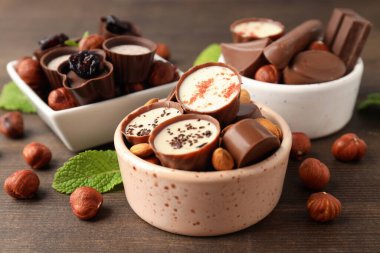 Tahta arka planda çikolatalı şeker kavramı