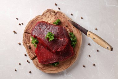 Arka planda çiğ biftekle pişirme kavramı