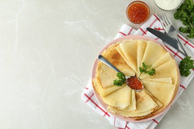 Hafif arka planda krepli lezzetli yemek kavramı