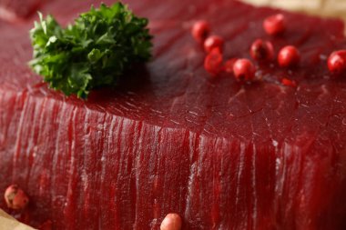 Çiğ biftekle pişirme kavramı.