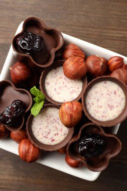 Tahta arka planda çikolatalı şeker kavramı