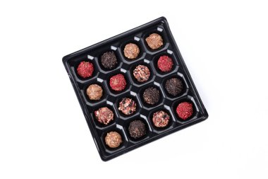 Beyaz arka planda izole kutusunda çikolata şekerler