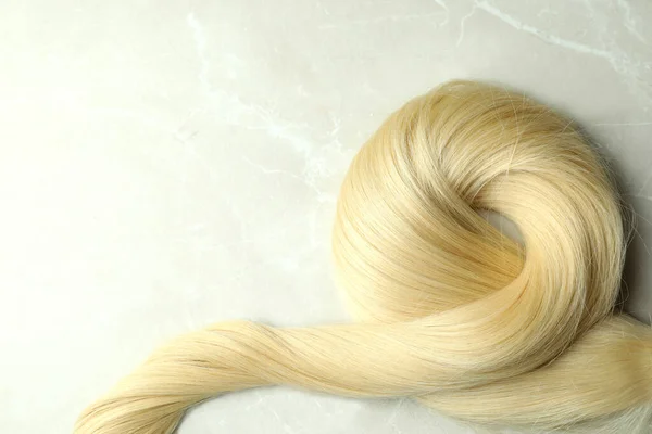 Μια Τούφα Από Ξανθά Γυναικεία Μαλλιά Ανοιχτό Φόντο — Φωτογραφία Αρχείου