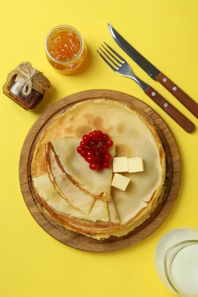 Concepto Sabrosa Comida Con Crepes Sobre Fondo Amarillo — Foto de Stock