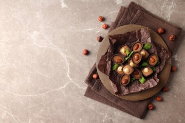 Şekerli ve dokulu arkaplanlı çikolata kavramı