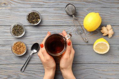 Gri ahşap arka planda çay ile sıcak içecek kavramı