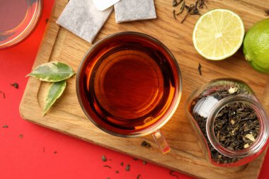 Kırmızı zemin üzerinde çay olan sıcak içecek kavramı