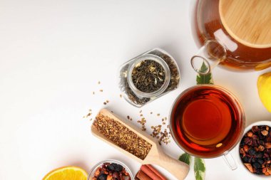 Beyaz zemin üzerinde çay olan sıcak içecek kavramı