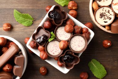 Tahta arka planda çikolatalı şeker kavramı