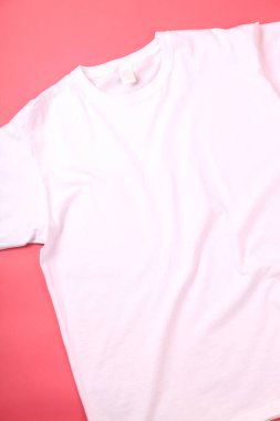 Pembe arkaplanda yazdırmak için alanı olan boş beyaz tişört