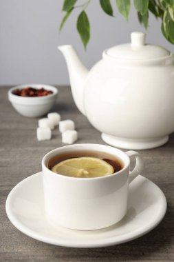 Gri ahşap masada çay ile sıcak içecek kavramı