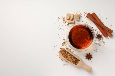 Beyaz zemin üzerinde çay olan sıcak içecek kavramı