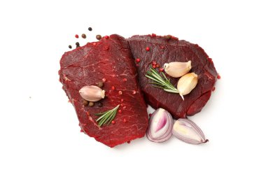 Beyaz arka plan üzerinde izole ham sığır eti biftek