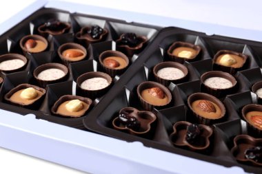 Beyaz arka planda çikolatalı şeker kavramı