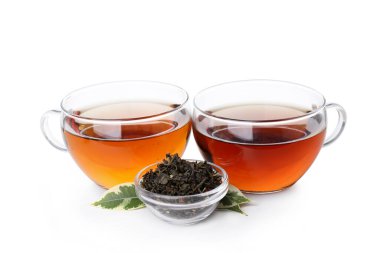 Beyaz arka planda izole edilmiş çay ile sıcak içecek kavramı