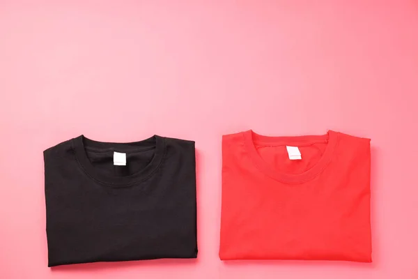 Gevouwen Zwarte Rode Shirts Roze Achtergrond — Stockfoto