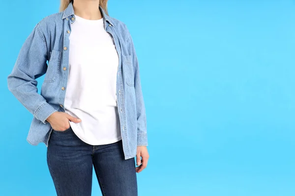 白いTシャツの女性と青い背景のジーンズシャツ — ストック写真