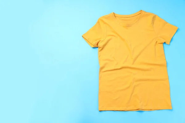 Blank Yellow Shirt Space Print Blue Background — Stock Photo, Image