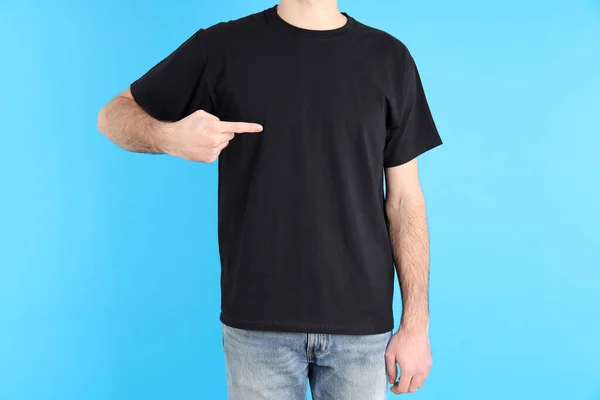 Mann Schwarzem Shirt Auf Blauem Hintergrund — Stockfoto