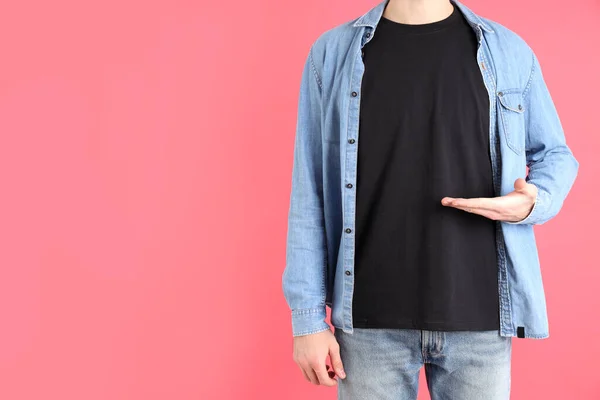 Hombre Blanco Camiseta Negra Sobre Fondo Rosa — Foto de Stock