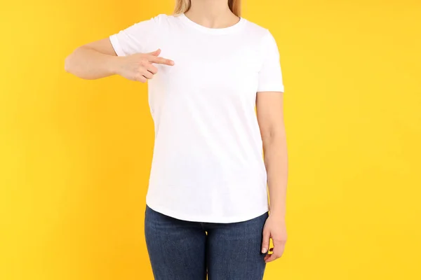 Γυναίκα Λευκό Λευκό Shirt Κίτρινο Φόντο — Φωτογραφία Αρχείου