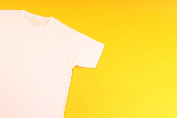 Shirt Branca Com Espaço Para Impressão Fundo Amarelo — Fotografia de Stock