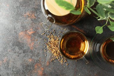 Koyu dokulu arka planda karabuğday çayı ile sıcak içecek kavramı