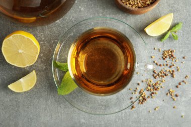Gri dokulu masada karabuğday çayı ile sıcak içecek kavramı