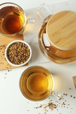 Beyaz arka planda karabuğday çayı ile sıcak içecek kavramı