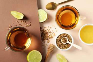 İki renk arka planda karabuğday çayı ile sıcak içecek kavramı