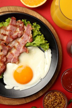 Kırmızı arka planda lezzetli kahvaltı kavramı