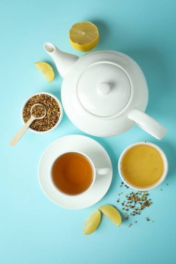 Mavi arka planda karabuğday çayı ile sıcak içecek kavramı