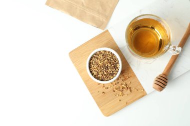 Beyaz arka planda karabuğday çayı ile sıcak içecek kavramı