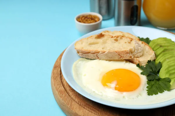 Concept Petit Déjeuner Savoureux Sur Fond Bleu — Photo