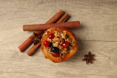 Ahşap arka planda pişmiş elma ile lezzetli yemek kavramı