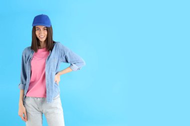 Mavi arka planda çekici bir kız.