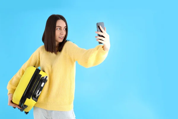 Kvinna Med Resväska Gör Selfie Blå Bakgrund — Stockfoto