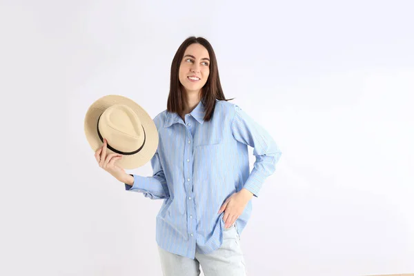 Giovane Donna Attraente Camicia Tiene Cappello Sfondo Bianco — Foto Stock