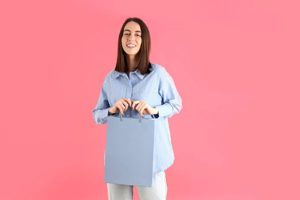 Atractiva Mujer Con Bolso Tienda Sobre Fondo Rosa —  Fotos de Stock