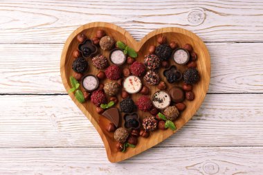 Beyaz ahşap arka planda çikolatalı şeker kavramı