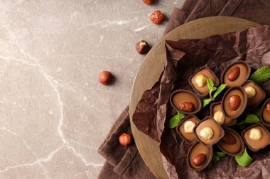 Şekerli ve dokulu arkaplanlı çikolata kavramı