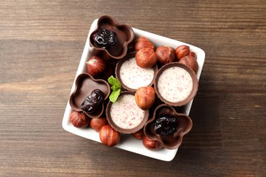 Tahta arka planda çikolatalı şeker kavramı