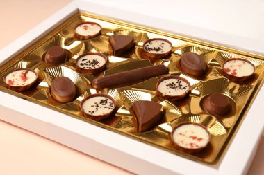 Bej arka planda çikolatalı şeker kavramı