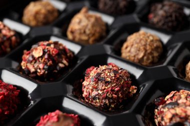 Tüm arka planda çikolatalı şekerler var.