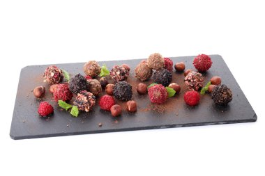 Beyaz arka planda izole edilmiş çikolatalı şeker kavramı