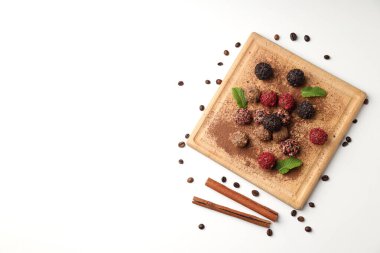 Beyaz arka planda çikolatalı şeker kavramı