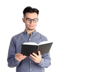 Beyaz arka planda izole edilmiş gömlekli çekici bir adam.