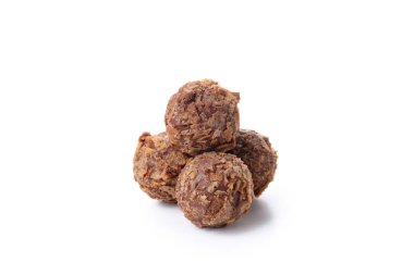 Beyaz arka planda izole edilmiş tatlı trüf mantarları.