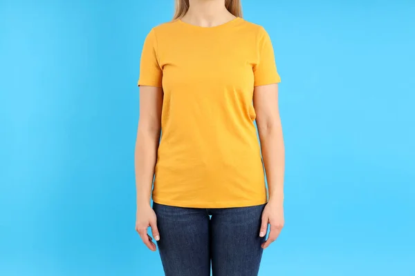 Vrouw Wit Oranje Shirt Blauwe Achtergrond — Stockfoto