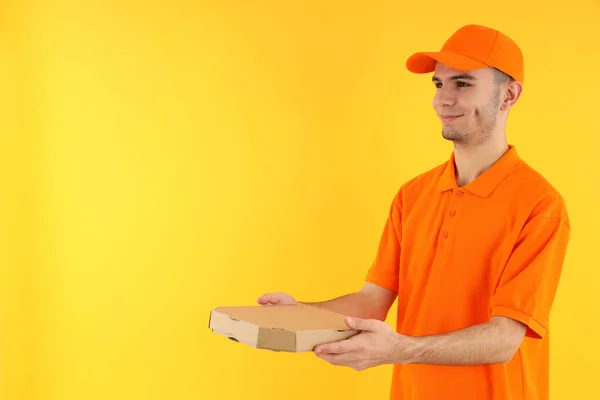 Entrega Atraente Homem Com Caixa Pizza Fundo Amarelo — Fotografia de Stock